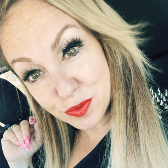 Meet your posher🍒🍒🍒🍒 Hi everyone 😘😘 - Picture 1 of 4